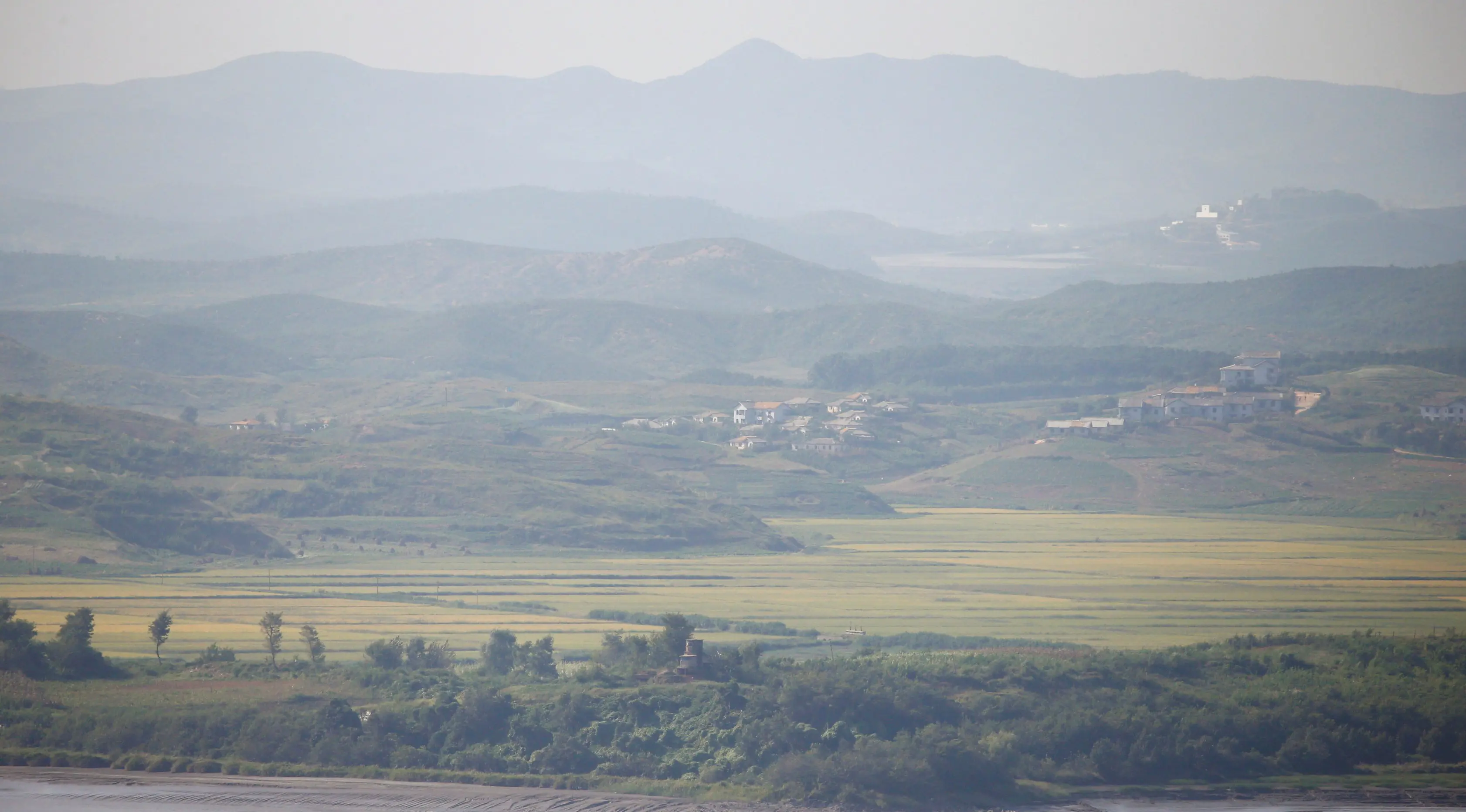 Sebuah desa propaganda Korea Utara terlihat dari platform observatorium di dekat zona demiliterisasi yang memisahkan kedua Korea di Paju, Korea Selatan, Jumat (9/9). (REUTERS / Kim Hong-Ji)