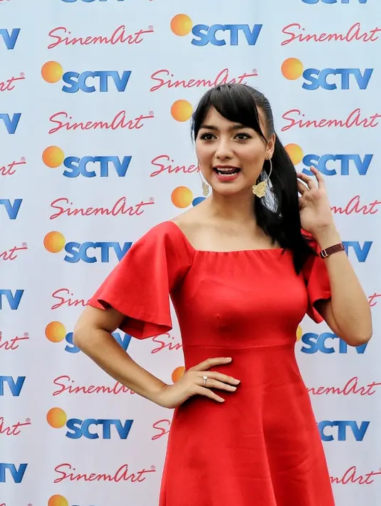 Kini, Citra Kirana sedang sibuk kejar tayang dalam sinetron Orang-Orang Kampung Duku. Dalam sinetron terbaru yang tayang di SCTV tersebut, Ciki perempuan ini biasa disapa berperan sebagai biduan kampung. (Adrian Putra/Bintang.com)