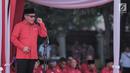 Sekjen DPP PDI Perjuangan, Hasto Kristiyanto sekaligus sebagai Inspektur memimpin upacara HUT ke-74 RI di Jakarta, Sabtu (17/8/2019). Upacara HUT ke-74 Kemerdekaan RI tersebut diikuti ribuan kader dan simpatisan partai PDIP. (Liputan6.com/Faizal Fanani)