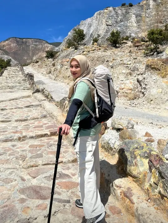 Di kesempatan lain, Ririe juga tampil cantik dengan celana kargo dan kaus. Menggunakan warna cerah saat naik gunung jadi pilihan tepat karena tak menyerap panas matahari. [Foto: Instagram/ririe_fairus]