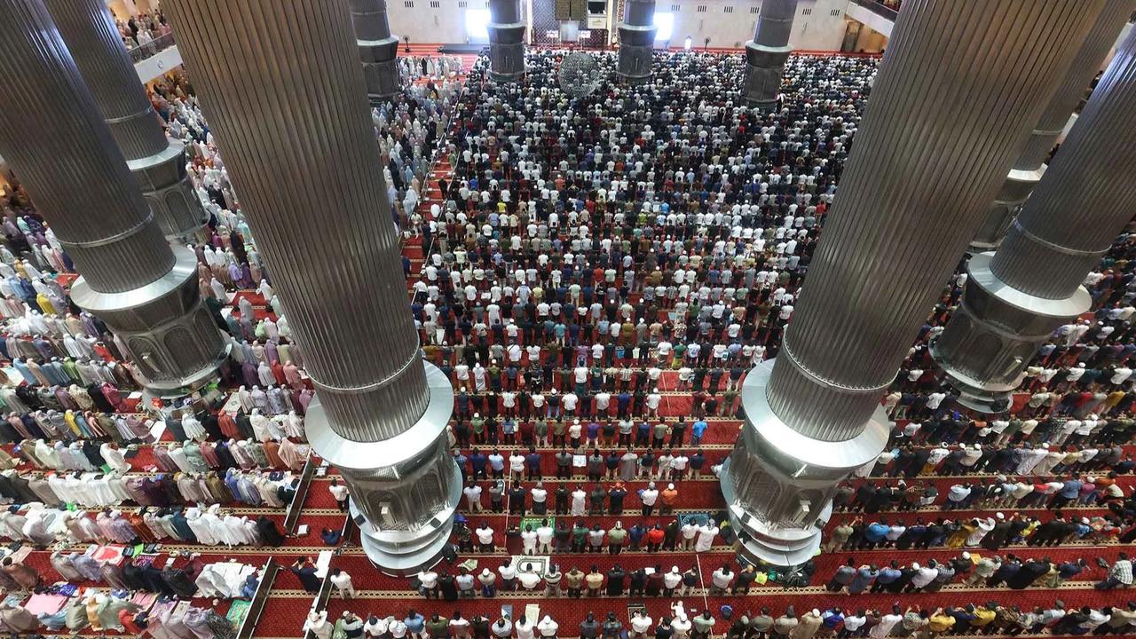 FOTO: Ribuan Jemaah Padati Masjid Istiqlal pada Tarawih Perdana Ramadan 1447 H