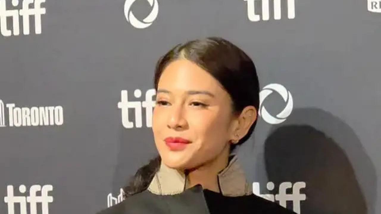 Intip Gaya Dian Sastro Pakai Bros, Jadi Fashion Statement yang Berkarakter