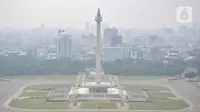 Pemadangan saat polusi menyelimuti langit Monumen Nasional (Monas) dan gedung bertingkat di Jakarta, Senin (20/6/2022). Berdasarkan data IQAir indeks kualitas udara Jakarta berada pada angka 193-196 Air Quality Index (AQI) US. (merdeka.com/Iqbal S. Nugroho)