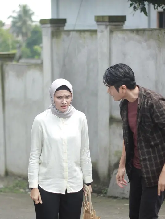 <p>Dalam sinetron JALAN LANGIT ini, Zee Zee Shahab beradu akting dengan aktor yang masih muda maupun yang sudah senior, seperti Farras Fatik, Teddy Syah, Ferdi Ali. (FOTO: instagram.com/zeezeeshahab)</p>