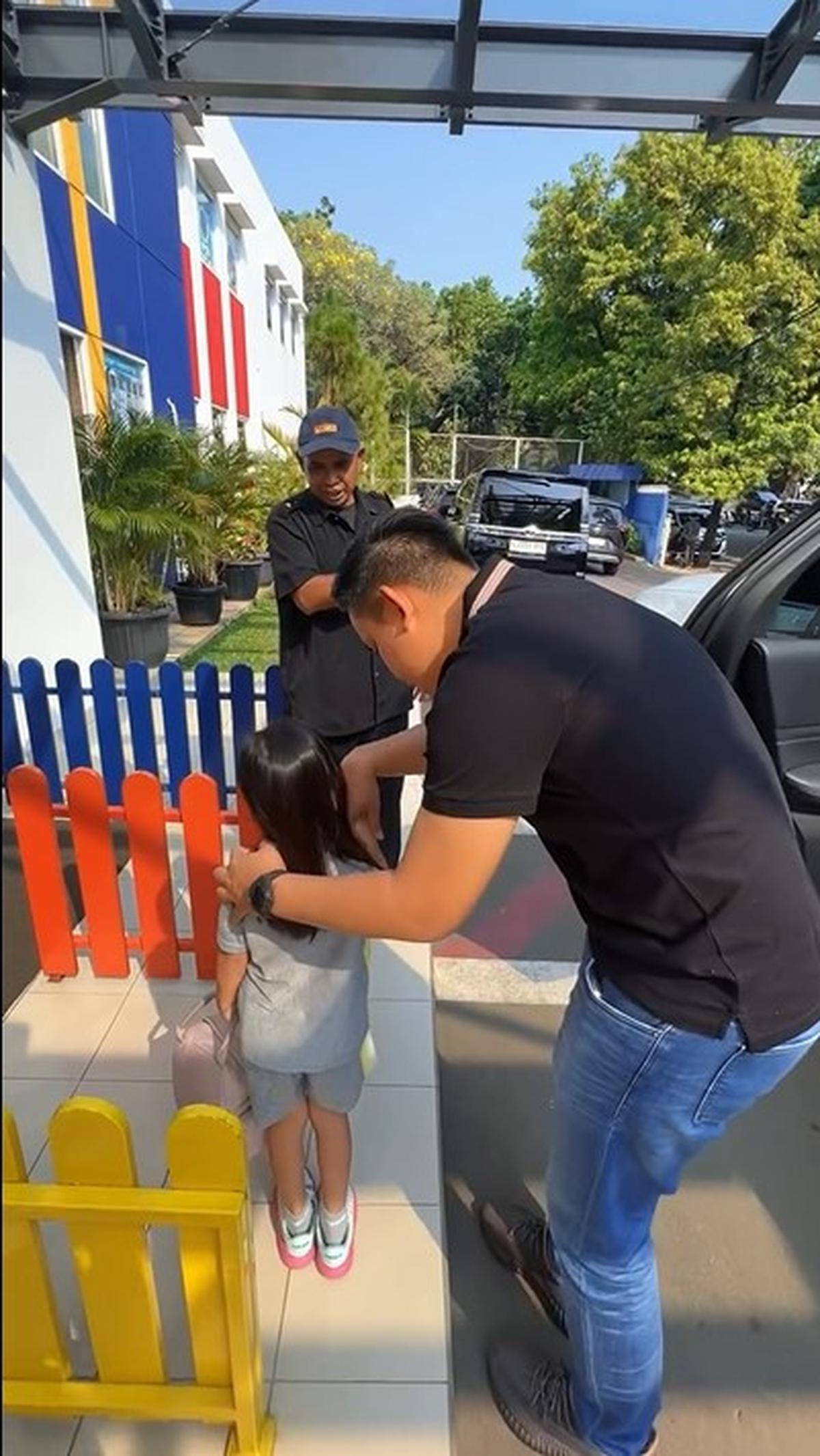 Potret Anak Chacha Frederica Nangis Diantar Sekolah Ayahnya yang Seorang Bupati, Wajah Tetap Disembunyikan
