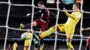 Lionel Messi mencetak gol saat melawan Sporting Gijon pada lanjutan La Liga Spanyol di Stadion Camp Nou, Barcelona, Sabtu (23/4/2016). (Reuters/Albert Gea)
