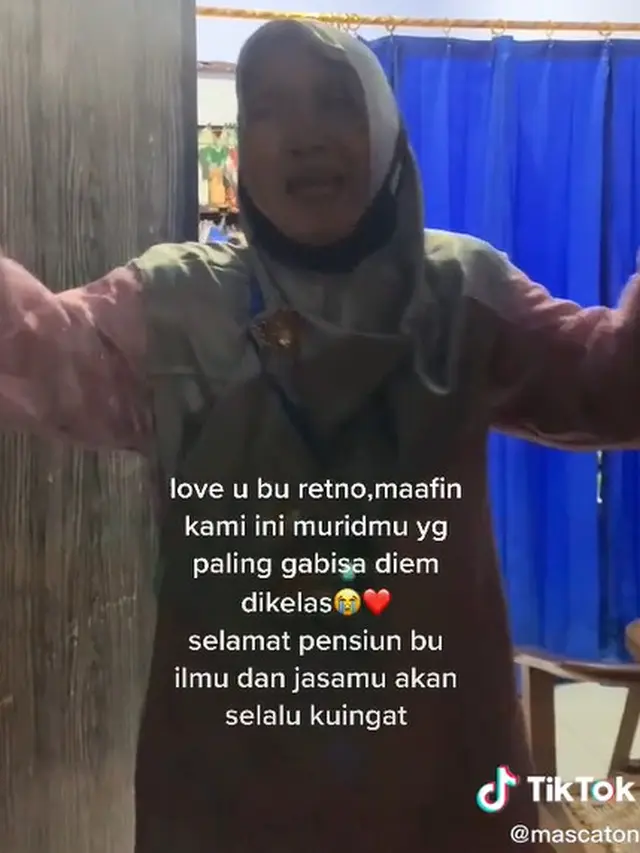 Viral Bu Guru Ini Didatangi Muridnya Saat Lulusan, Kadonya Bikin Haru