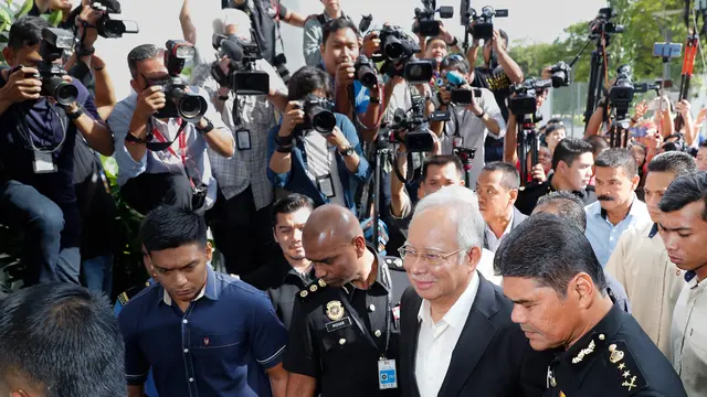 Ekspresi Najib Razak Sebelum Diperiksa Komisi Anti-Korupsi Malaysia