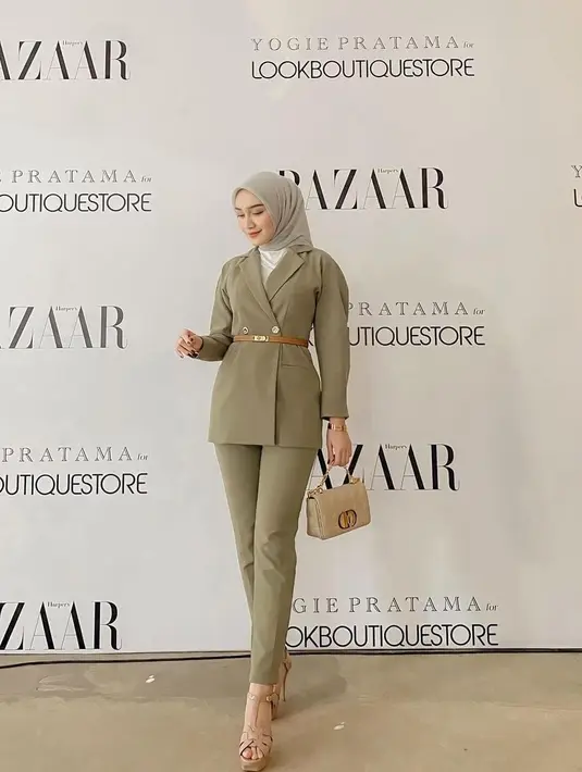 Saat pergi ke acara fornal, kamu bisa meniru gaya Melody Prima dengan memakai blazer dan celana berwarna coklat. Ditambah lagi belt agar penampilanmu semakin keren. [instagram/melodyprima]