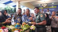 Komisaris PT Persib Bandung Bermartabat (PBB), Umuh Muchtar, merayakan ulang tahunnya yang ke-77 di kediamannya Desa Ciluluk, Tanjungsari, Sumedang. (Bola.com/Erwin Snaz)