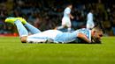 Pemain Manchester City, Sergio Aguero terjatuh ada lanjutan Liga Premier Inggris di Stadion Etihad, Manchester, Kamis (14/1/2016) dini hari WIB. (EPA Photo/Nigel Roddis)