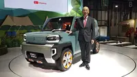 Presiden Direktur Daihatsu Motor Co., Soichiro Okudaira bersama mobil konsep Waku Waku di Tokyo Motor Show 2019. (Septian / Liputan6.com)