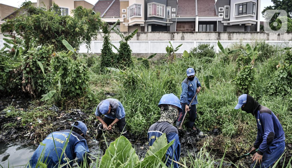 Petugas membabat tanaman liar saat pembuatan Waduk Pilar Jati di Jalan Wirajasa, Cipinang Melayu, Jakarta Timur, Selasa (22/9/2020). Pembuatan waduk yang ditargetkan rampung pada akhir 2020 itu diharapkan dapat mencegah banjir yang kerap melanda kawasan Cipinang Melayu. (merdeka.com/Iqbal Nugroho)