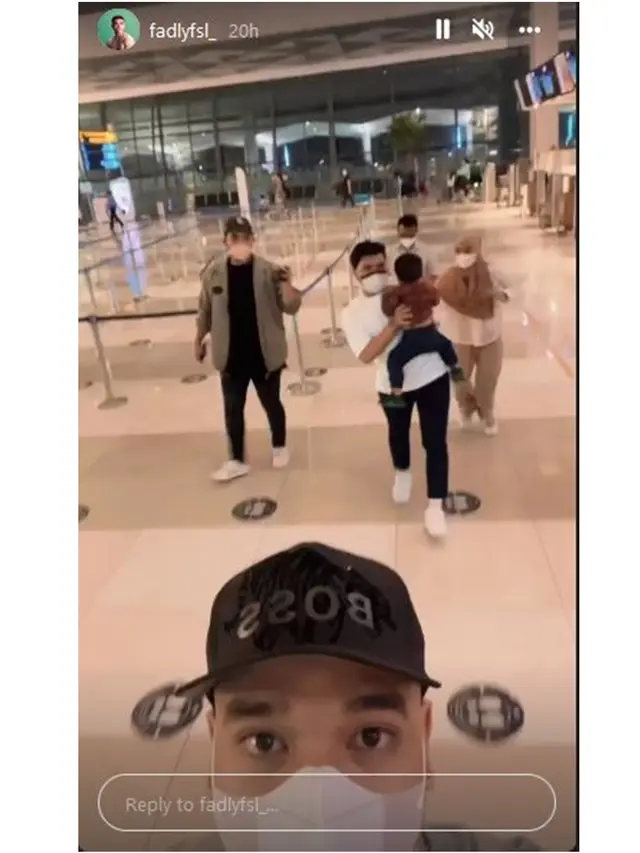 6 Potret Fuji dan Thariq Halilintar Pulang Umrah, Gala Sky Bahagia Banget