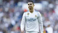 Striker Real Madrid, Cristiano Ronaldo, tampak kecewa saat ditaklukkan Barcelona pada laga bertajuk El Clasico La Liga di Santiago Bernabeu, Sabtu (23/12/2017). Real Madrid takluk 0-3 dari Barcelona. (AP/Francisco Seco)