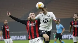 Gelandang AC Milan, Ante Rebic berebut bola dengan pemain Lille, Domagoj Bradaric pada pertandingan H Liga Europa di Stadion San Siro, di Milan, Italia, Kamis (5/11/2020). Lille menang telak atas AC Milan 3-0. (AP Photo/Luca Bruno)