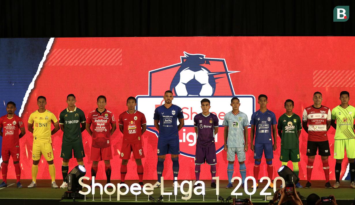 Sejumlah pemain perwakilan dari 18 klub peserta Shopee Liga 1 2020 menunjukan jersey tim saat launching Shopee Liga 1 di Hotel Fairmont, Jakarta, Senin (24/2). Sebanyak 18 klub pamerkan jersey untuk kompetisi Shopee Liga 1 2020. (Bola.com/Yoppy Renato)