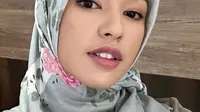 Dalam unggahan terbaru di Instagramnya, Susan Sameh terlihat cantik mengenakan hijab voal bermotif warna hijau mint. Hijab tersebut dipadukan dengan ciput warna krem, serta baju warna hijau army. (Liputan6.com/IG/@susansameeh)