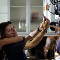 Grup band NOAH kini tengah dalam penggarapan video klip untuk lagu berjudul ‘Cinta Bukan Dusta’. Mereka pun menggandeng Nina Kozok sebagai model video klip untuk diduetkan dengan Ariel. (Andy Masela/Bintang.com)