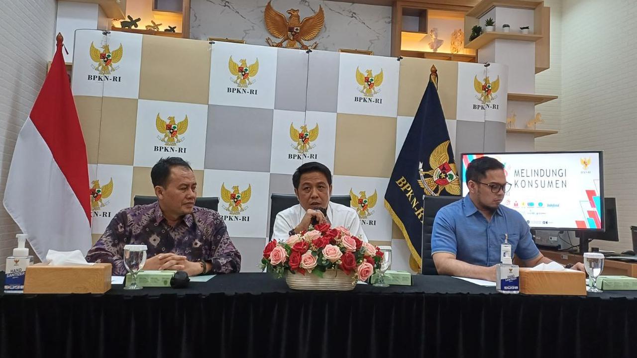 "Misalnya soal parkir, tentu ditulis itu milik Indomaret, Alfamart. Kalau parkir resmi itu ada keamanan. Tetapi yang tidak resmi dan bayar tiba-tiba, tidak ada karcisnya, tentu ini kearifan lokal karena ada backing preman, polisi, dan sebagainya. Tentu in