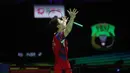 Selebrasi pebulu tangkis tunggal putra China, Shi Yu Qi setelah mengalahkan wakil Denmark, Anders Antonsen pada laga final turnamen bulu tangkis Kapal Api Indonesia Open 2024 di Istora Senayan, Jakarta, Minggu (9/6/2024). Shi Yu Qi menang rubber-game 21-9, 12-21 dan 21-14 dan memastikan merebut gelar juara. (Bola.com/M Iqbal Ichsan)