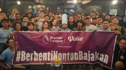 Fans Manchester City foto bersama saat acara Roaring Night di Treehaus Bar Kemang, Jakarta, Minggu (19/5/2024). (Bola.com/Syahkist Afi Daib)