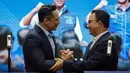 Ketua Umum Partai Demokrat Agus Harimurti Yudhoyono atau AHY (kiri) menyalami Anies Baswedan saat menyampaikan pernyataan kepada awak media usai menggelar rapat terbatas di DPP Partai Demokrat, Jakarta, Kamis (2/3/2023). Dalam rapat terbatas tersebut membahas bahwa Partai Demokrat telah resmi memberikan dukungan kepada Anies Baswedan untuk maju sebagai calon presiden pada Pemilihan Presiden 2024. (Liputan6.com/Faizal Fanani)