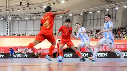 Pemian Timnas Futsal Indonesia, Mochammad Iqbal (kiri) berusaha melepaskan umpan dalam laga lanjutan 4 Nations World Series 2025 melawan Argentina di Jakarta International Velodrome, Rawamangun, Sabtu (01/02/2025). (Bola.com/Bagaskara Lazuardi)
