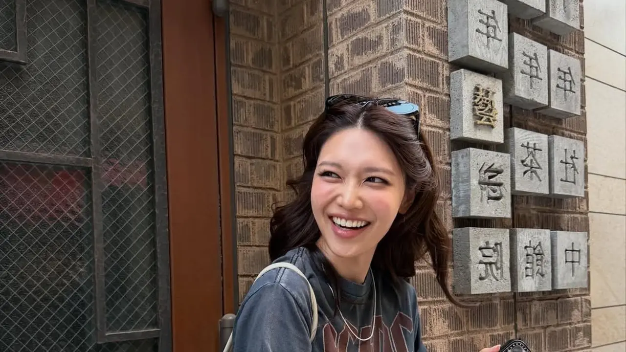Masuki Single Era Setelah 14 Tahun Pacaran, Gaya Ceria Sooyoung SNSD Liburan di Ginza Jepang Curi Perhatian