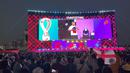 Ribuan orang dari berbagai belahan dunia berbaur untuk sekedar berfoto-foto atau pun menyaksikan tanyang langsung pertandingan Piala Dunia 2022 melalui beberapa layar raksasa. (Bola.com/Ade Yusuf Satria)
