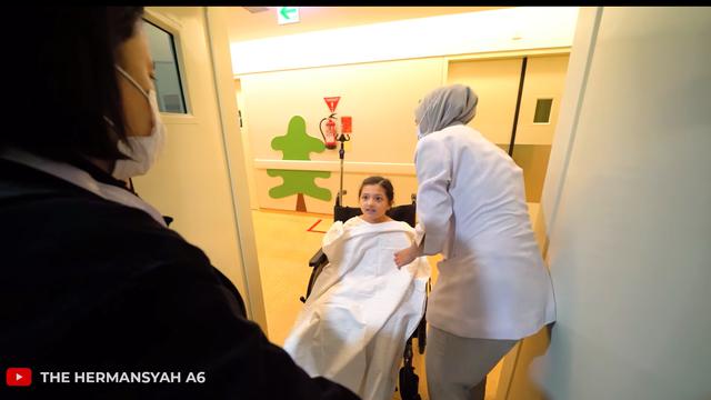 Arsy Hermansyah Jatuh dari Ketinggian 2 Meter Saat Sedang Bermain Monkey Bar, Sebuah Wahana Permainan Anak yang Kerap Ada di Taman Bermain. Arsy pun Langsung Dilarikan ke Rumah Sakit Oleh Ashanty dan Anang Hermansyah (YouTube The Hermansyah A6)