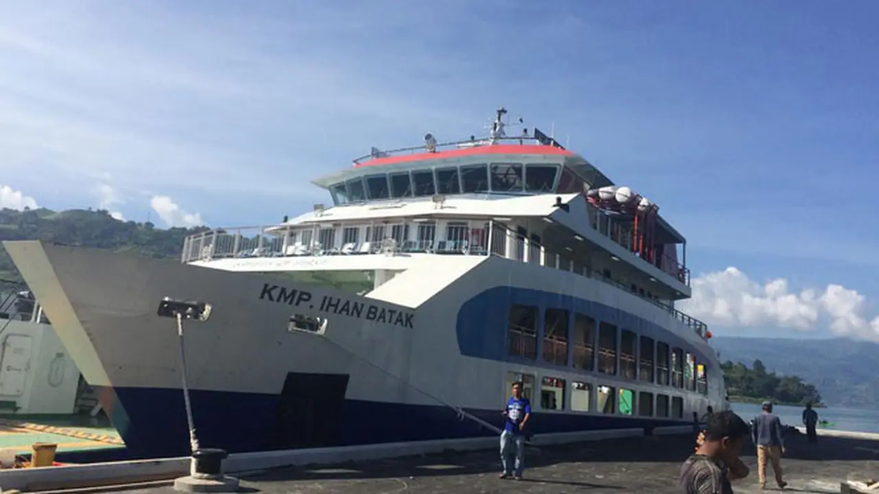 KMP Ihan Batak Meluncur di Perairan Danau Toba