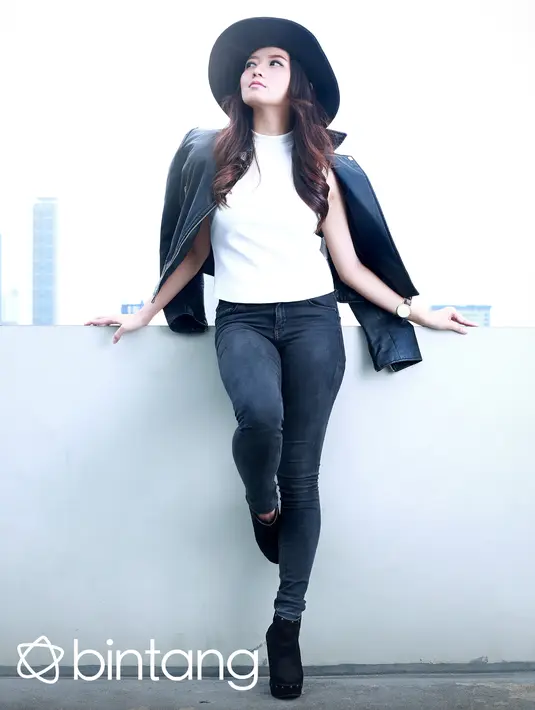 Tidak mudah bagi Stella berkarier dengan JKT48 untuk membagi waktunya. Karena sibuknya dengan kuliah, dan jadwal manggung yang padat. (Fotografer: Febio Hernanto, Digital Imaging: Muhammad Iqbal Nurfajri/Bintang.com)