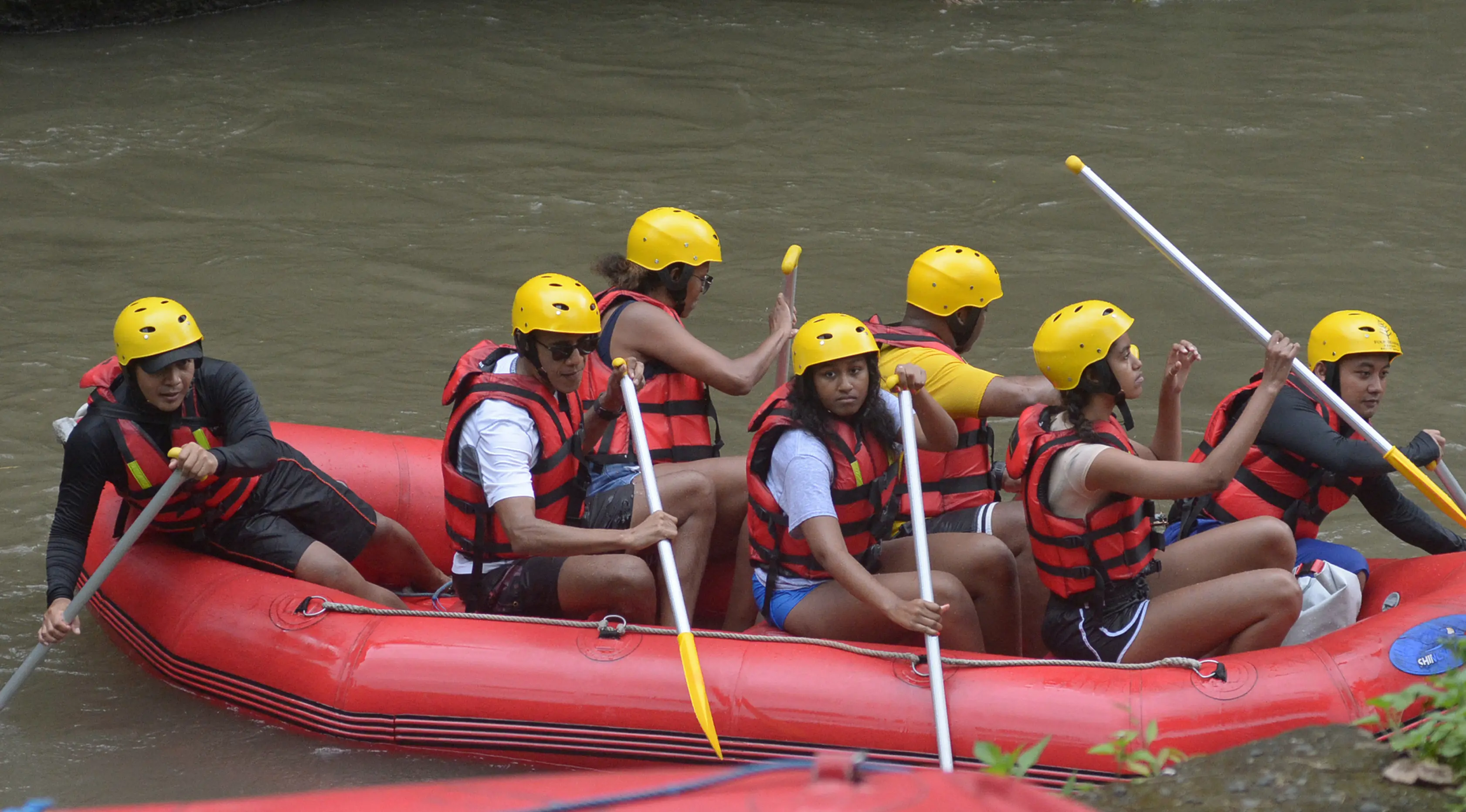 Mantan Presiden AS Barack Obama dan istrinya Michelle dan anak perempuannya Sasha dan Malia saat mengikuti arung jeram di Desa Bongkasa, Badung, Bali, Senin (26/06). Obama dan keluarga menempuh jarak 10 kilometer dengan jarak tempuh 2 jam (AFP/STR)