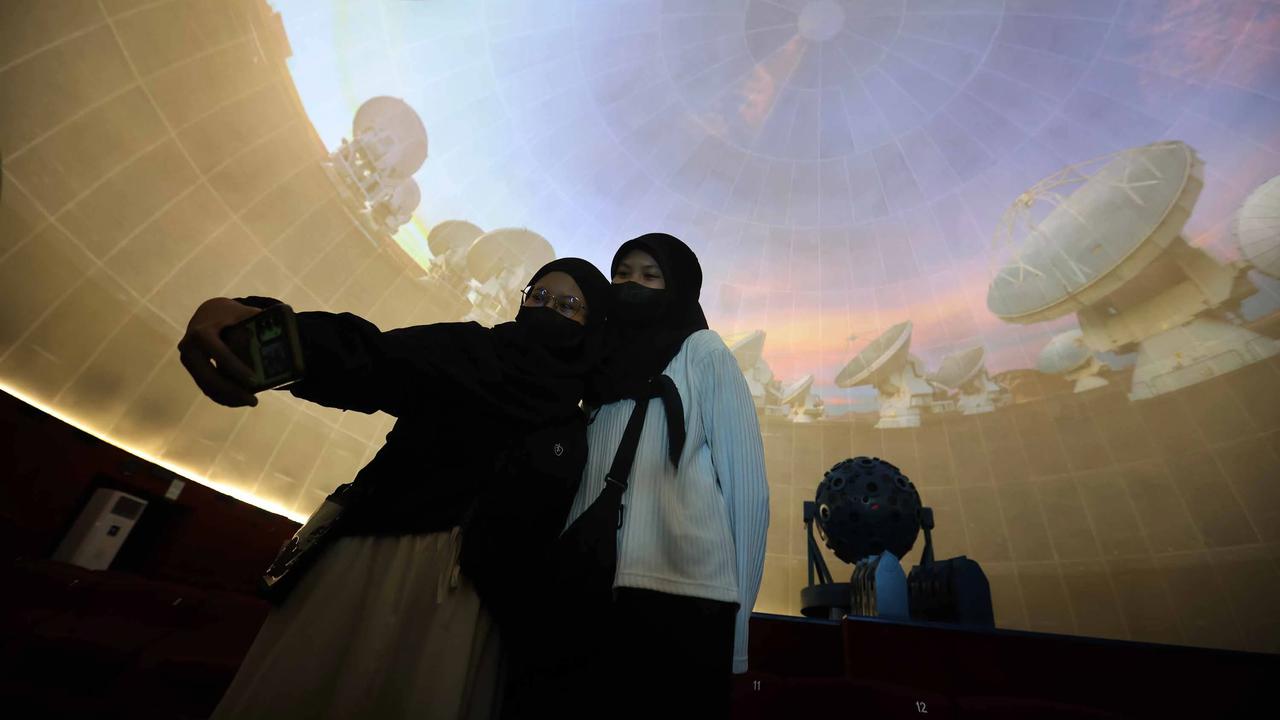 FOTO: Libur Natal Warga Kunjungi Planetarium Jakarta yang Kembali Dibuka