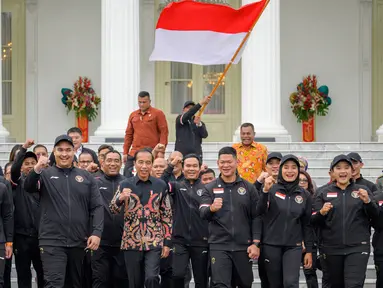 Presiden Indonesia, Joko Widodo (tengah) berjalan bersama para atlet Indonesia yang akan berlaga di Olimpiade Paris 2024 dalam upacara pelepasan di Istana Merdeka, Jakarta, 10 Juli 2024. (BAY ISMOYO/AFP)