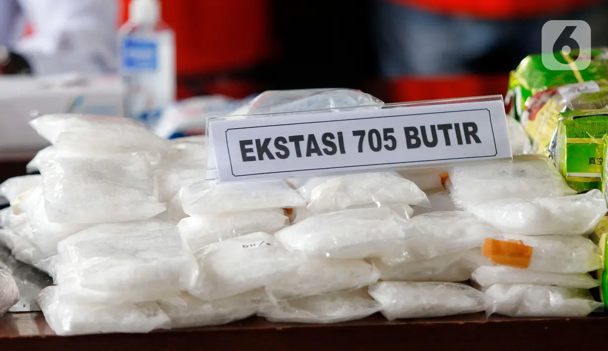 Barang bukti kasus narkotika jenis ekstasi diperlihatkan saat konferensi pers di Mabes Polri, Jakarta, Rabu (22/2/2023). Bareskrim Polri menggagalkan upaya peredaran narkotika jenis sabu jaringan Malaysia dengan mengungkap dua kasus peredaran narkotika di wilayah Sulawesi Selatan dan Aceh sepanjang Februari 2023. (Liputan6.com/Angga Yuniar)