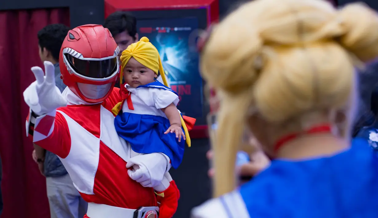 Pengunjung mengenakan kostum Power Rangers merah di Festival Pop Culture Popcon Asia 2018 di BSD, Tangerang Selatan, Sabtu (22/9). (AFP PHOTO / BAY ISMOYO)