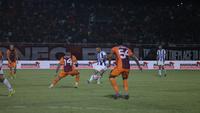 Gelandang Persib Bandung, Luciano Guaycochea mendapatkan penjagaan ketat dari para pemain Borneo FC Samarinda dalam laga tunda pekan ke-21 BRI Super League 2025/2026 di Stadion Segiri, Samarinda, Minggu (15/3/2026). (Bola.com/Erwin Snaz)