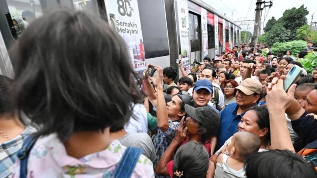 Prabowo Tinjau Permukiman Padat di Senen, Sempat Diminta Warga Menepi dari Rel Kereta