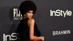 Aktris Zendaya menghadiri acara tahunan InStyle Awardske-3  di Los Angeles, California, Senin (23/10). Tampil percaya diri, rambut kribo mantan bintang Disney channel ini pun mencuri perhatian banyak orang. (Chris Pizzello/Invision/AP)