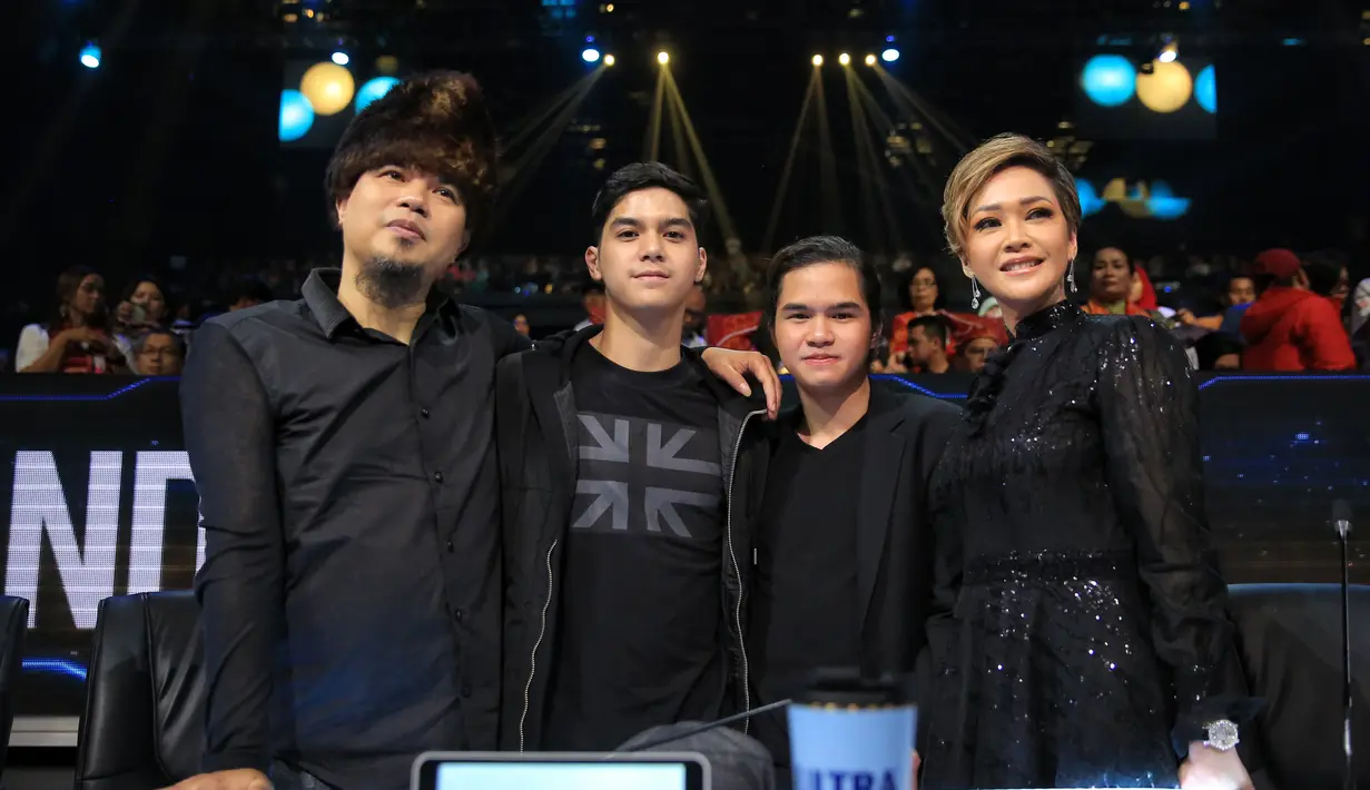 Ahmad Dhani dan Maia Estianty acara Grand Final Indonesian Idol X, Senin (24/2/2020) malam. (Adrian Putra/Fimela.com)