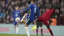 Penyerang Liverpool, Sadio Mane (kanan) berebut bola dengan bek Chelsea, Thiago Silva dalam pertandingan final Piala Carabao Cup di Stadion Wembley, London, Senin (28/2/2022). Liverpool memenangkan adu penalti 11-10 setelah pertandingan berakhir imbang 0-0. (AP Photo/Alastair Grant)