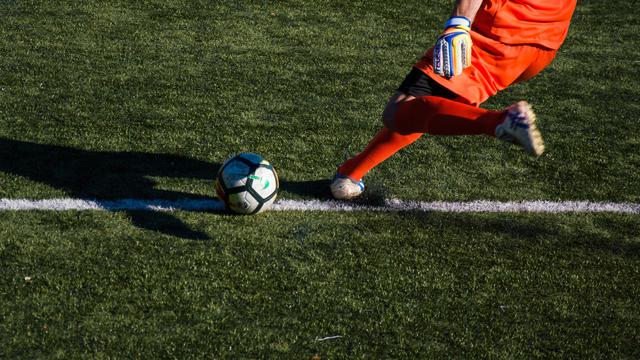 6 Cara  Memilih Sepatu  Bola  yang Tepat Mengurangi Risiko 