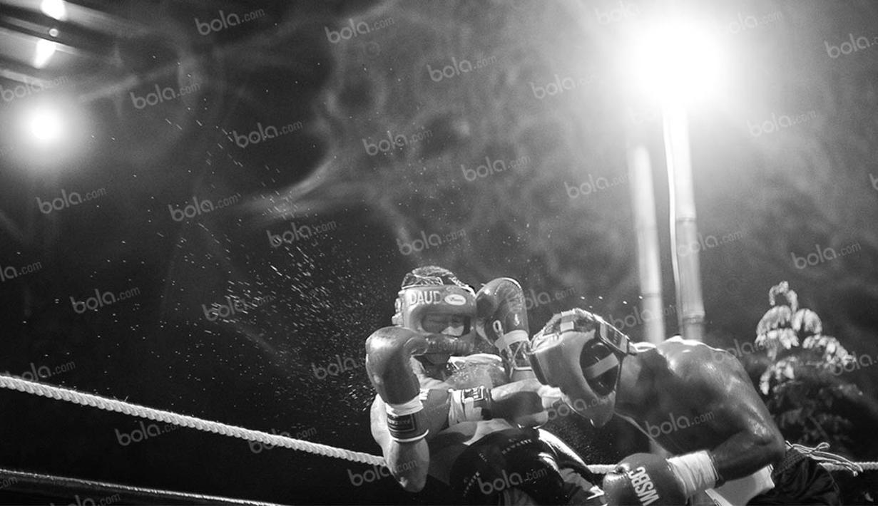 Sesuai fokusnya, sepanjang pertarungan melawan Jansen Hebi Marapu, petinju asal Sasana Kayong Utara itu lebih banyak bertahan. (Bola.com/Vitalis Yogi Trisna)