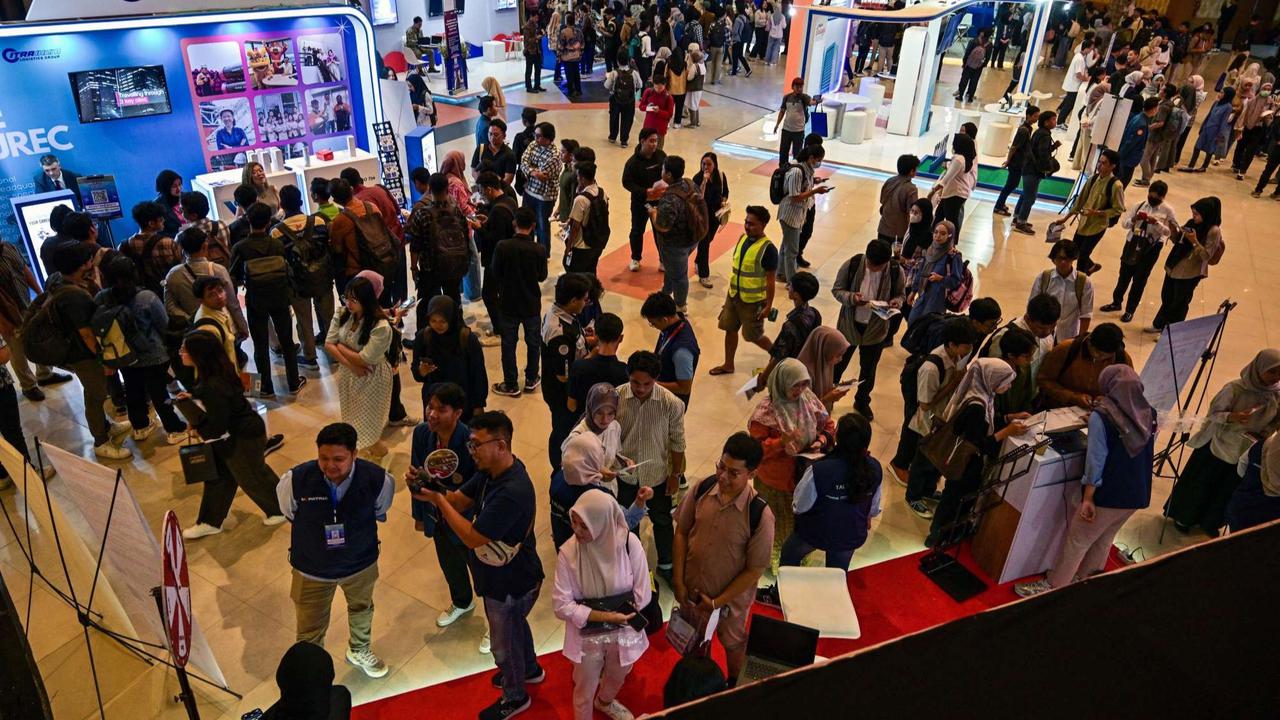 Ribuan Pencari Kerja Serbu Job Fair di Surabaya