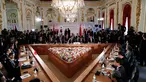 Suasana saat Perdana Menteri Jepang Shinzo Abe, Presiden Korea Selatan Moon Jae-in, Perdana Menteri China Li Keqiang dan delegasi lainnya melakukan pertemuan puncak tiga negara di Tokyo, Jepang (9/5). (Kim Kyung-Hoon / Pool via AP)