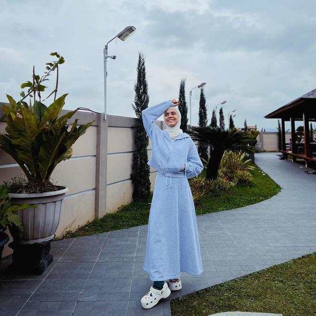 Outfit Sweater dan Rok