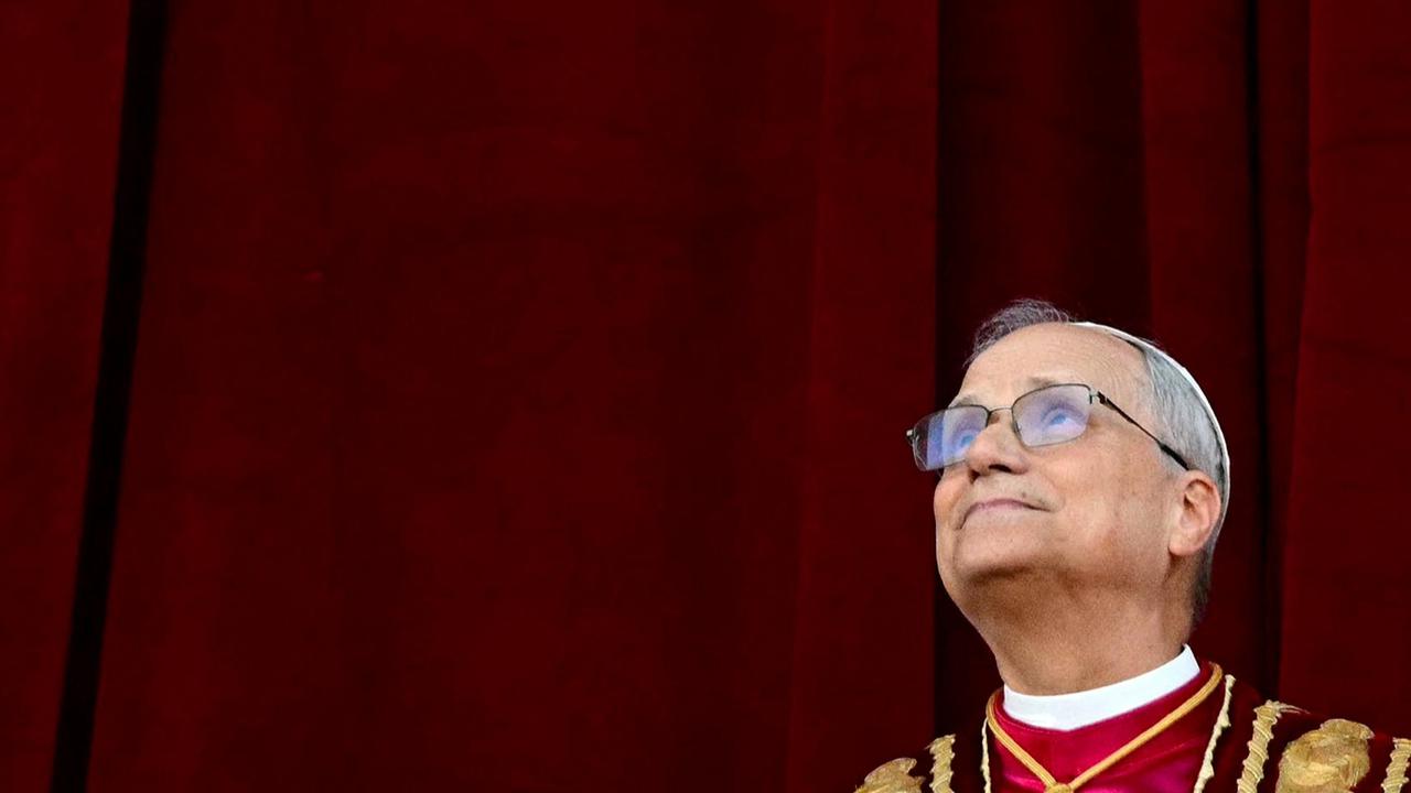 FOTO: Asap Putih Muncul di Kapel Sistina, Robert Prevost Terpilih Jadi Paus Leo XIV