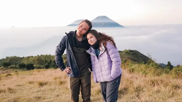 Potret Mountain Date Tissa Biani dan Dul Jaelani di Gunung Prau, Sweet Banget